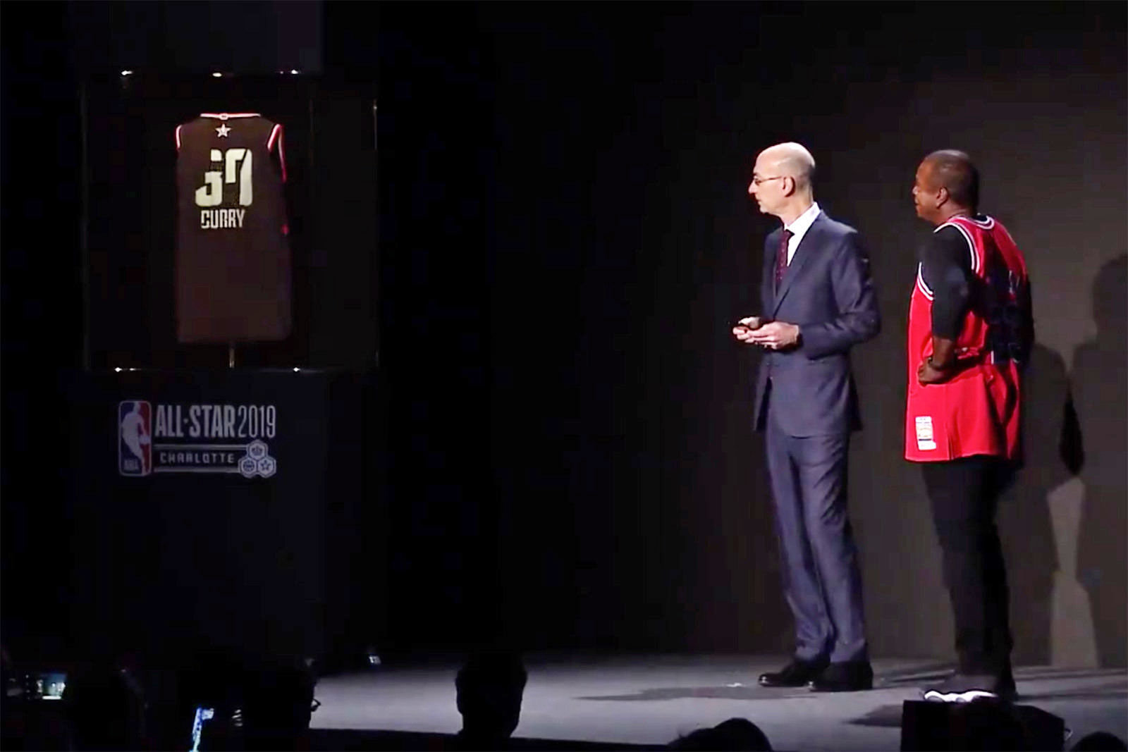 NBA Smart Jersey Switches your Player Allegiances on the fly
